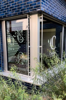 Sizilianische Muster mit Kreidemarker an die Fenster des Coifferusalons gemalt 