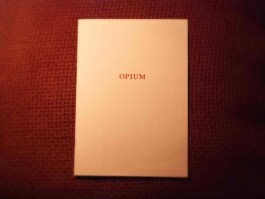 Auf dem Titelblatt der Opium-Broschüre steht in roter Schrift «Opium» sonst nichts. 
